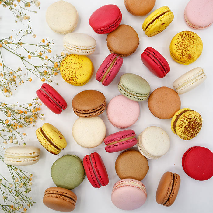 Achetez des macarons en ligne et créez votre collection personnalisée. Un cadeau parfait pour vous et vous proches. Livraison gratuite à partir de 2 boîtes.